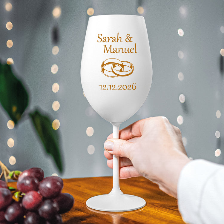 Farbiges Weinglas zur Hochzeit - Ringe mit Personalisierung