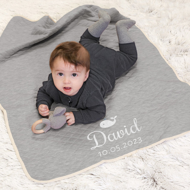 Bestickte Babydecke mit Namen