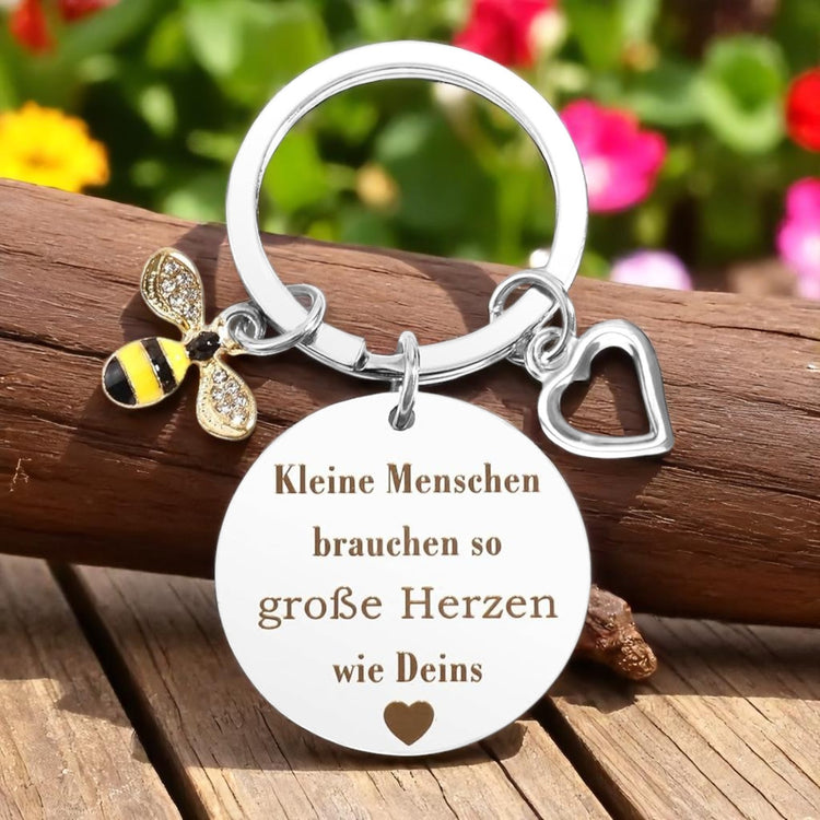 Schlüsselanhänger für Erzieher - Kleine Menschen brauchen so große Herzen wie Deins