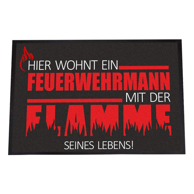 Fußmatte Hier wohnt ein Feuerwehrmann mit der Flamme seines Lebens!