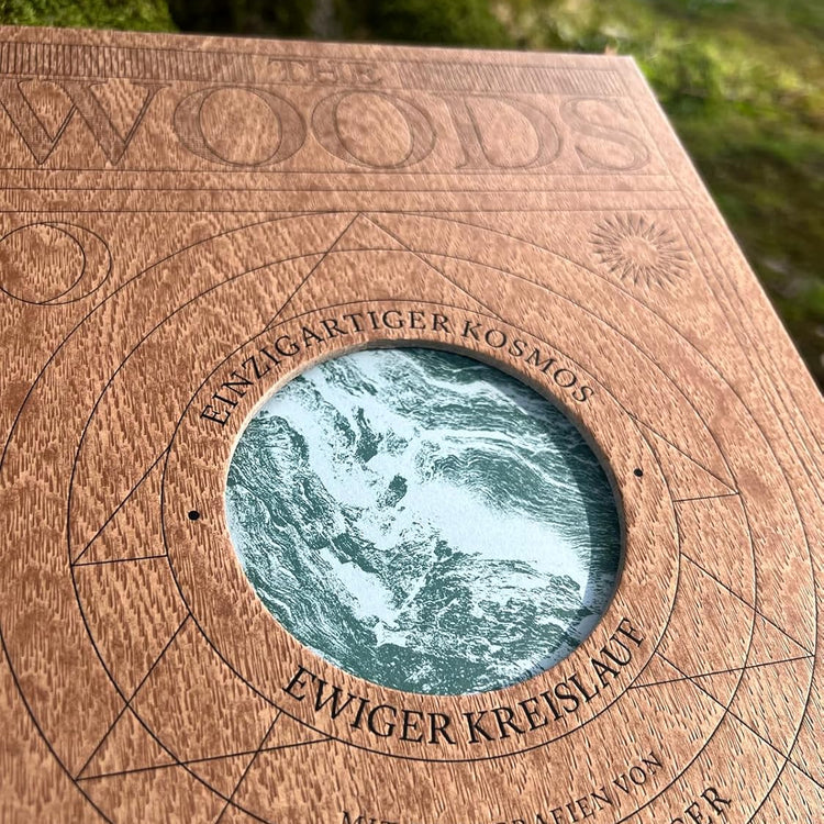 THE WOODS: Einzigartiger Kosmos - Ewiger Kreislauf - Bildband mit Holzcover