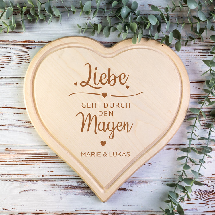 Schneidebrett Liebe geht durch den Magen - personalisiert (herzförmig)