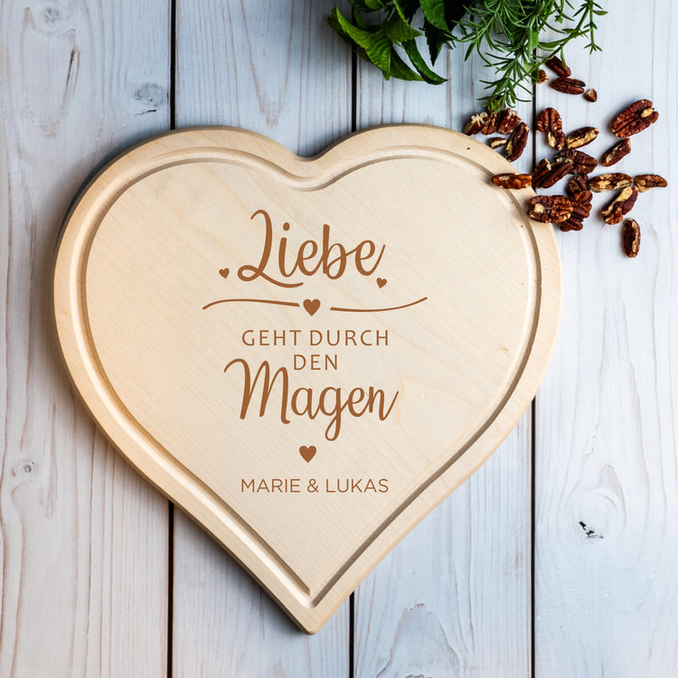 Schneidebrett Liebe geht durch den Magen - personalisiert (herzförmig)