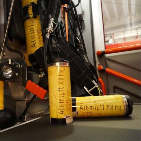 Thermobecher im Atemluftflaschen-Design