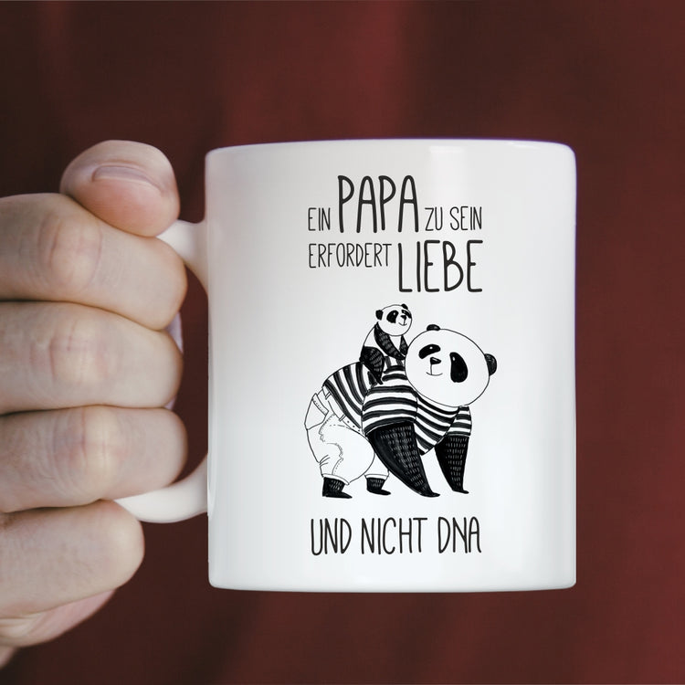 Weiße Tasse Ein Papa zu sein erfordert Liebe und nicht DNA