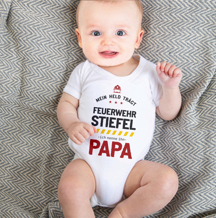Babybody Mein Held trägt Feuerwehr Stiefel