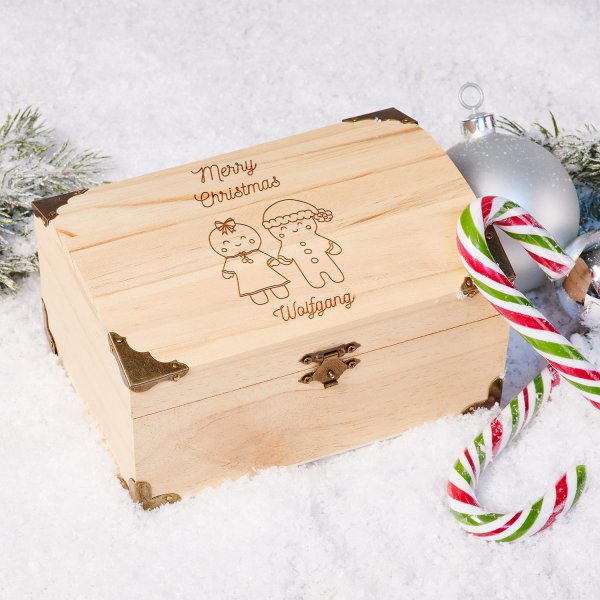 Schatztruhe mit Weihnachtsgravur und Lebkuchen