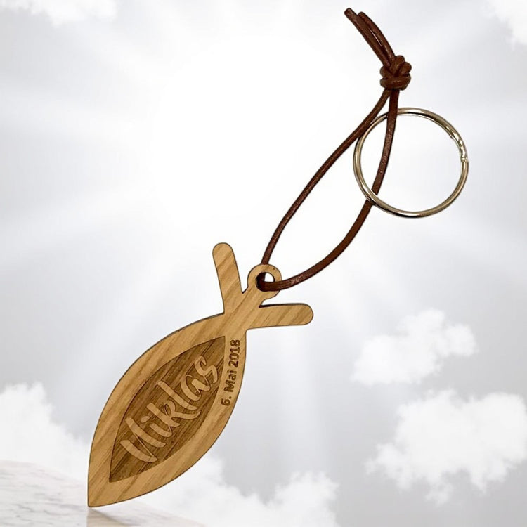 Schlüsselanhänger aus Holz zur Konfirmation / Kommunion - personalisiert (Fisch)